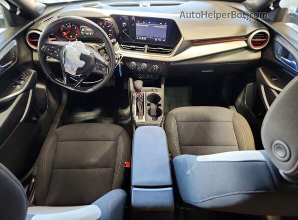 KL77LGE21RC022302 2024 CHEVROLET TRAX Black Առջևի վահանակի տեսք