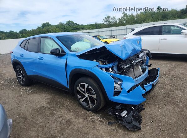 KL77LGE24RC082042 2024 CHEVROLET TRAX Синий Передняя правая четверть