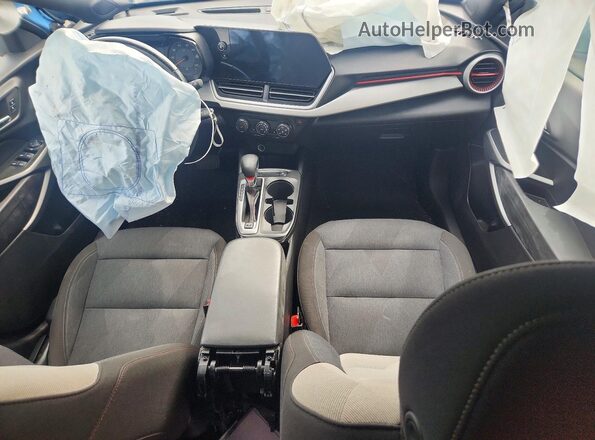 KL77LGE24RC082042 2024 CHEVROLET TRAX Синий Вид панели приборов