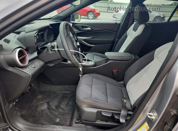 KL77LGEP4SC270917 2025 CHEVROLET TRAX Серый Вид салона спереди