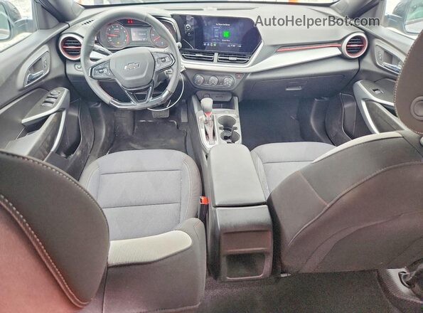 KL77LGEP4SC270917 2025 CHEVROLET TRAX Серый Вид панели приборов