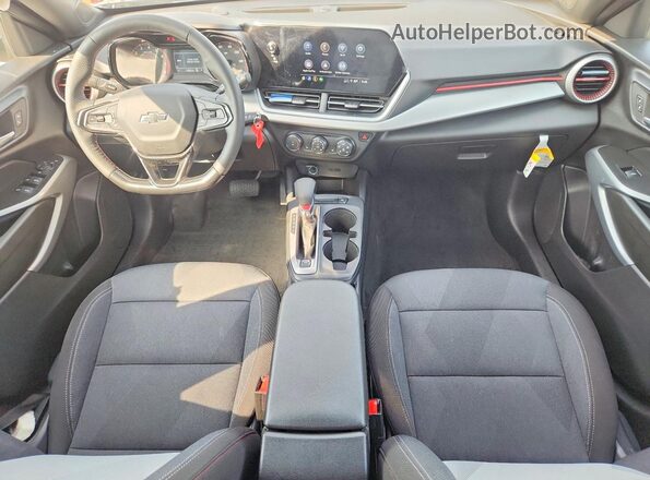 KL77LGEP6TC025389 2026 CHEVROLET TRAX Черный Вид панели приборов