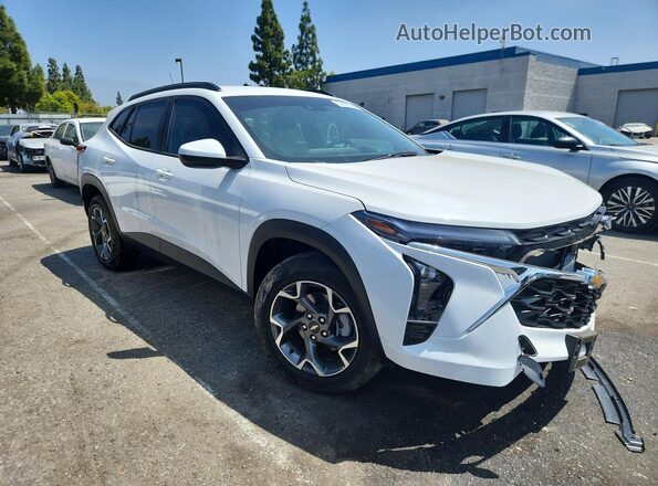 KL77LHE20RC231813 2024 CHEVROLET TRAX White Передня права чверть