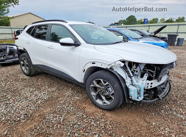 KL77LHE27RC244946 2024 CHEVROLET TRAX Белый Передняя правая четверть