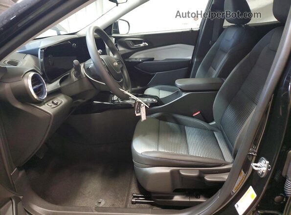 KL77LHEP2TC144370 2026 CHEVROLET TRAX Черный Вид салона спереди