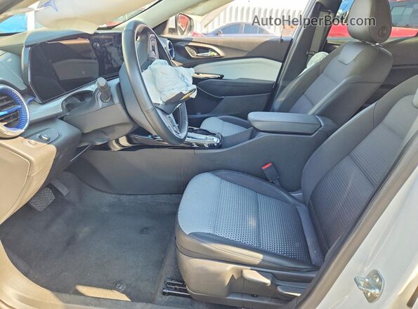 KL77LHEP4SC236319 2025 CHEVROLET TRAX White წინა სალონის ხედი