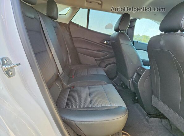 KL77LHEP4SC241259 2025 CHEVROLET TRAX White Widok wnętrza z tyłu
