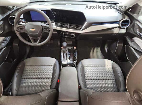 KL77LHEP4TC204844 2026 CHEVROLET TRAX Серебряный Вид панели приборов