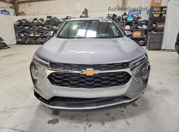 KL77LHEP4TC204844 2026 CHEVROLET TRAX Серебряный Вид спереди
