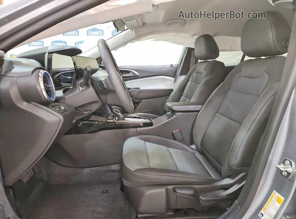 KL77LHEP4TC204844 2026 CHEVROLET TRAX Серебряный Вид салона спереди