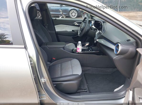 KL77LHEP6SC183428 2025 CHEVROLET TRAX Silver Front interior view