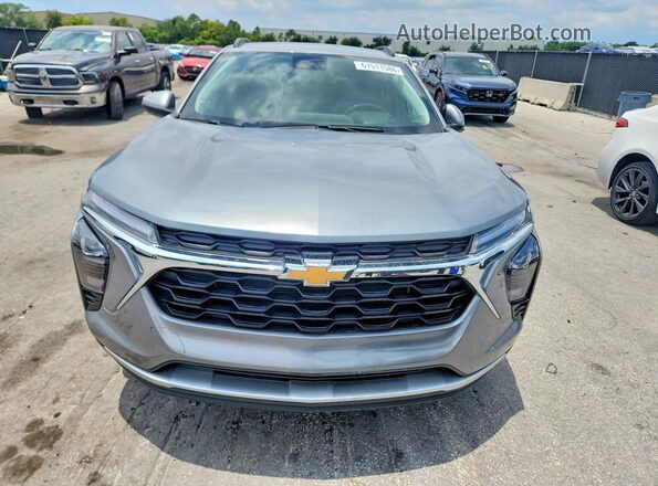 KL77LHEP6SC277146 2025 CHEVROLET TRAX Серый Вид спереди