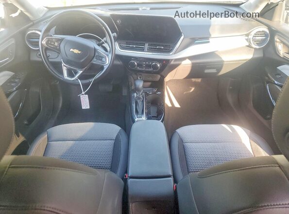 KL77LHEP6SC277146 2025 CHEVROLET TRAX Серый Вид панели приборов