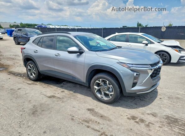 KL77LHEP6SC277146 2025 CHEVROLET TRAX Серый Передняя правая четверть