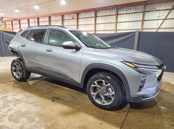 KL77LHEP7TC144445 2026 CHEVROLET TRAX Gray Delantero derecho