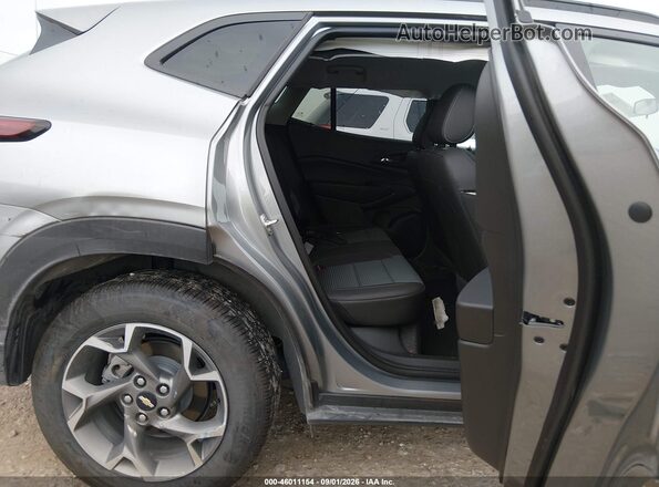 KL77LHEP7TC179969 2026 CHEVROLET TRAX Silver VIN կոդի պիտակի տեսք