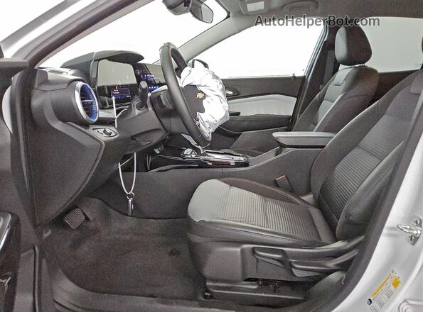 KL77LHEP9SC166526 2025 CHEVROLET TRAX White Front interior view