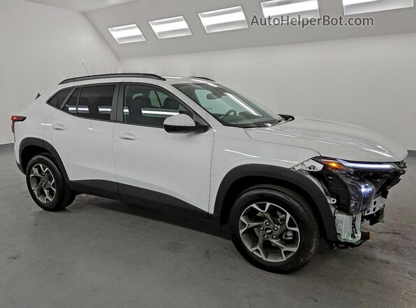 KL77LHEP9SC166526 2025 CHEVROLET TRAX White Front right