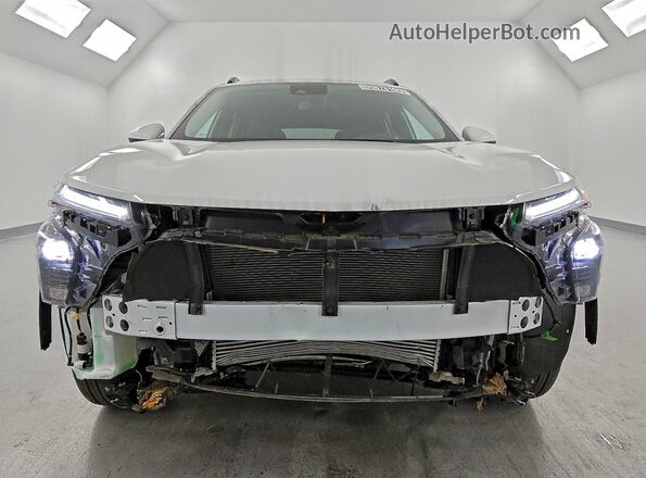 KL77LHEP9SC166526 2025 CHEVROLET TRAX White Front view