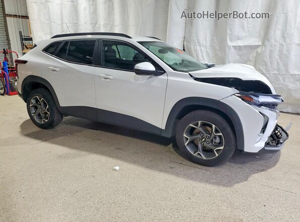 KL77LHEP9SC222867 2025 CHEVROLET TRAX Белый Передняя правая четверть