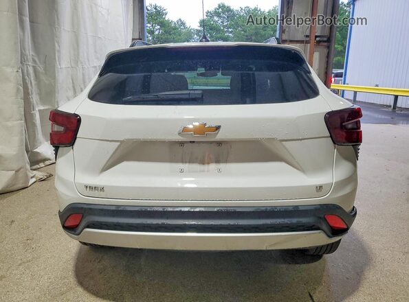 KL77LHEP9SC222867 2025 CHEVROLET TRAX Белый Вид сзади