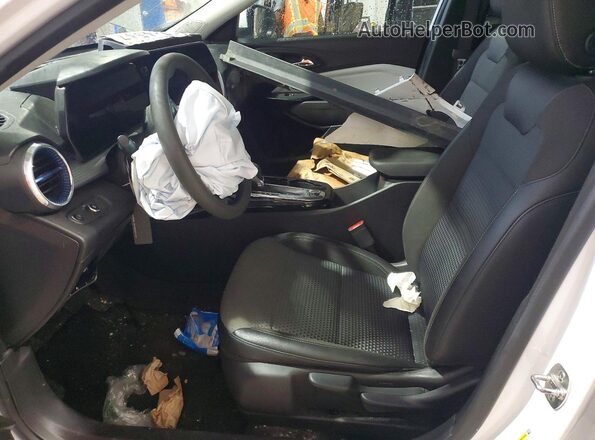 KL77LHEP9SC222867 2025 CHEVROLET TRAX Белый Вид салона спереди