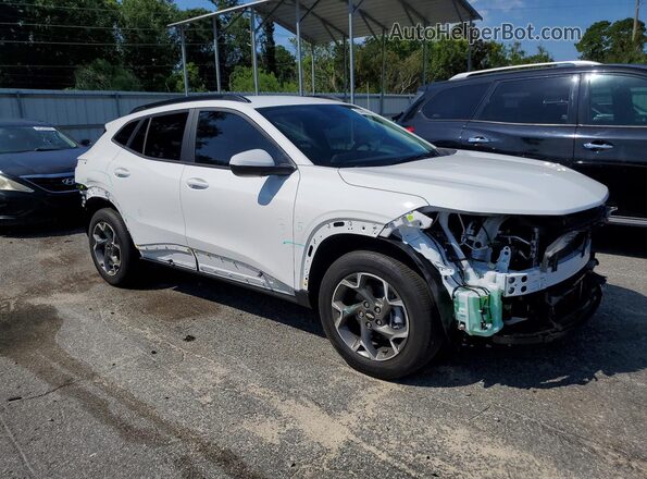KL77LHEP9TC200160 2026 CHEVROLET TRAX Белый Передняя правая четверть