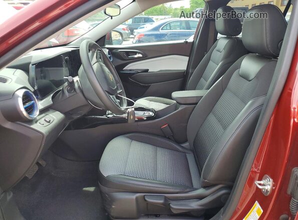 KL77LHEPXSC053555 2025 CHEVROLET TRAX Burgundy Vista interior delantera