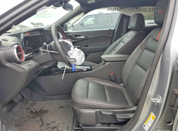 KL77LJE21RC059346 2024 CHEVROLET TRAX Gray წინა სალონის ხედი