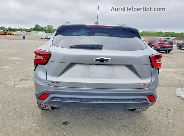 KL77LJE21RC059346 2024 CHEVROLET TRAX Gray უკანა ხედი
