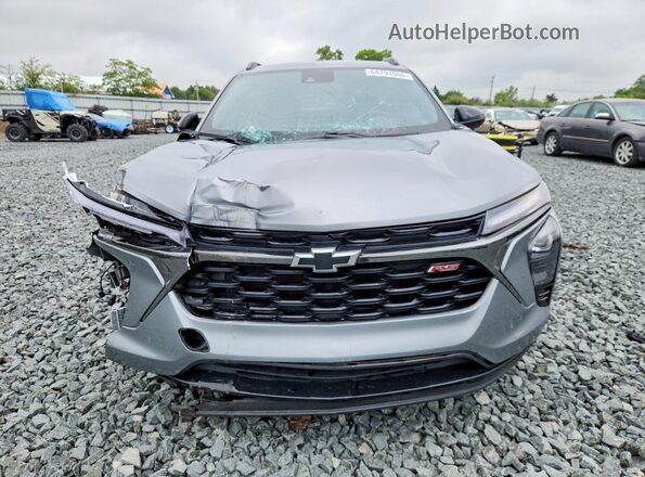 KL77LJEP7SC030225 2025 CHEVROLET TRAX Серый Вид спереди