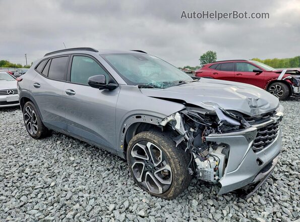 KL77LJEP7SC030225 2025 CHEVROLET TRAX Серый Передняя правая четверть