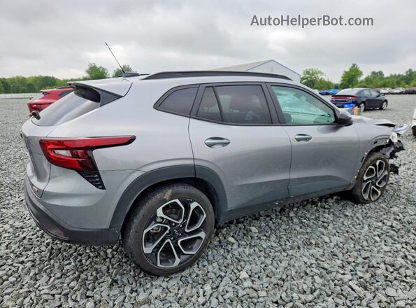 KL77LJEP7SC030225 2025 CHEVROLET TRAX Серый Задняя правая четверть