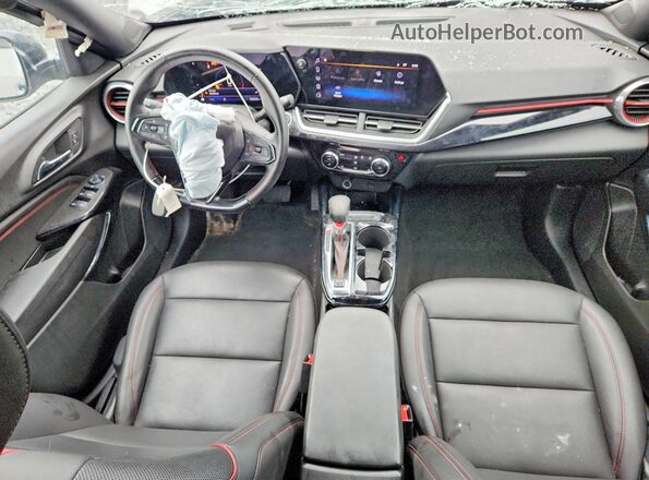 KL77LJEP7SC030225 2025 CHEVROLET TRAX Серый Вид панели приборов