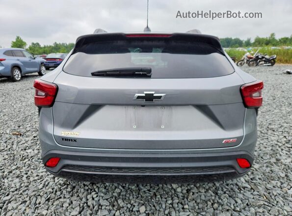 KL77LJEP7SC030225 2025 CHEVROLET TRAX Серый Вид сзади