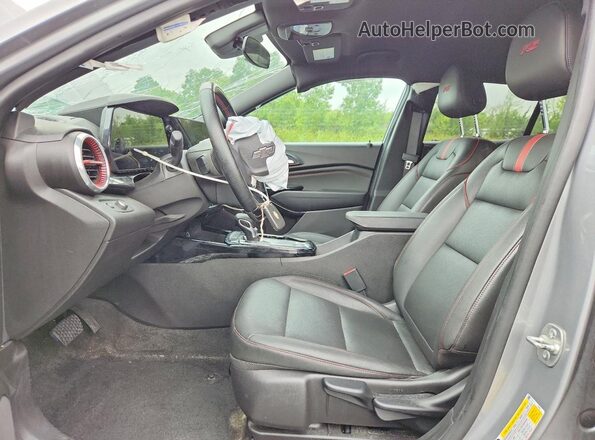 KL77LJEP7SC030225 2025 CHEVROLET TRAX Серый Вид салона спереди
