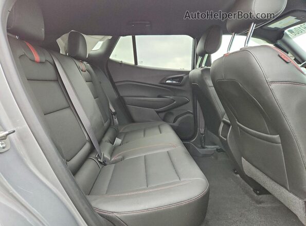 KL77LJEP7SC030225 2025 CHEVROLET TRAX Серый Вид задней части салона
