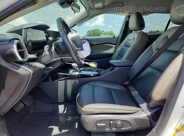 KL77LKEP0SC320974 2025 CHEVROLET TRAX White Front interior view