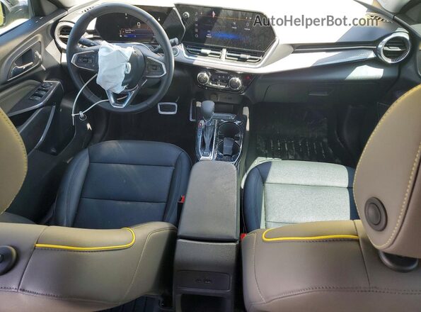 KL77LKEP3SC082635 2025 CHEVROLET TRAX Gold Vista del salpicadero