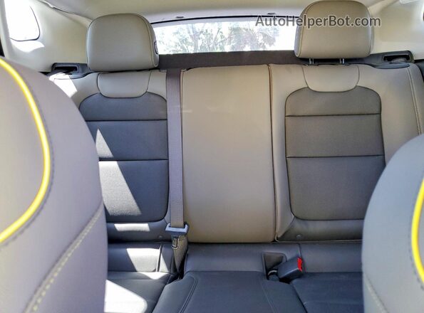 KL77LKEP3SC082635 2025 CHEVROLET TRAX Gold Vista de los asientos traseros