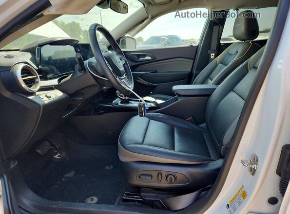 KL77LKEPXSC336728 2025 CHEVROLET TRAX White Սալոնի դիմացի տեսք