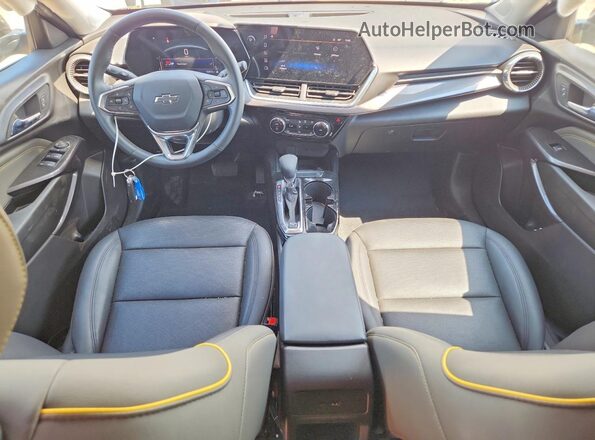 KL77LKEPXSC336728 2025 CHEVROLET TRAX White Առջևի վահանակի տեսք