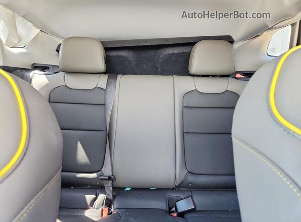 KL77LKEPXSC336728 2025 CHEVROLET TRAX White Հետևի նստատեղերի տեսք