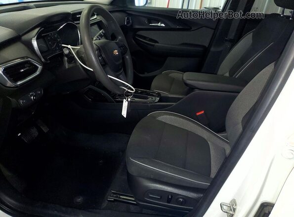 KL79MPS21PB054230 2023 CHEVROLET TRAILBLAZER Белый Вид салона спереди