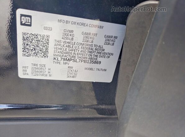 KL79MPSL7PB135869 2023 CHEVROLET TRAILBLAZER Черный Вид наклейки с VIN-кодом