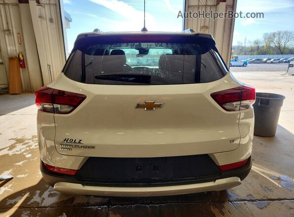 KL79MRSL1NB015929 2022 CHEVROLET TRAILBLAZER Белый Вид сзади