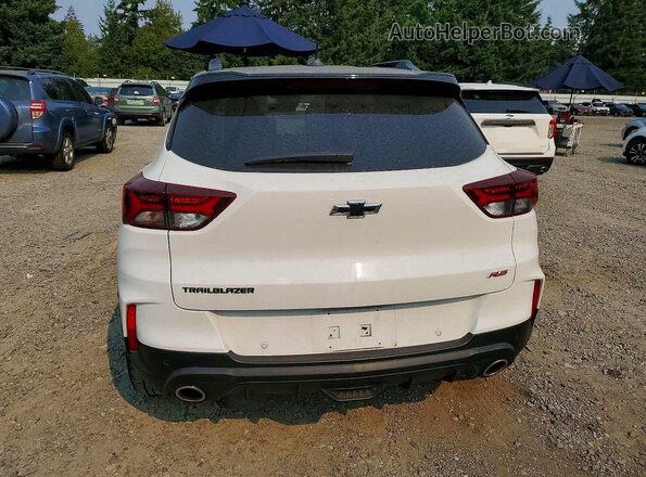 KL79MTSL4PB058242 2023 CHEVROLET TRAILBLAZER White Widok z tyłu