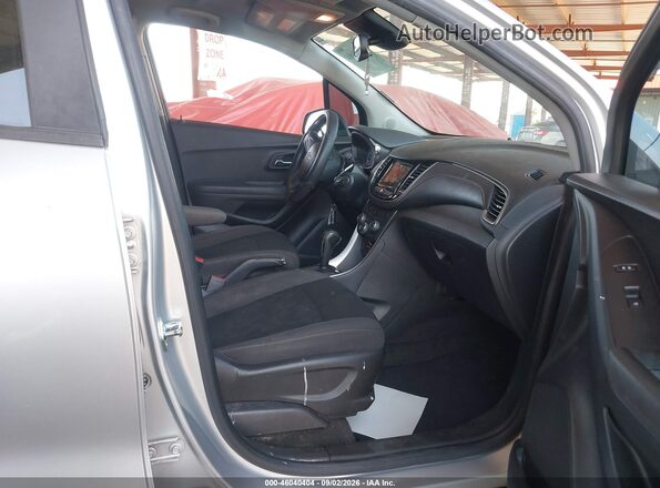 KL7CJKSB3JB571313 2018 CHEVROLET TRAX Серый Вид салона спереди