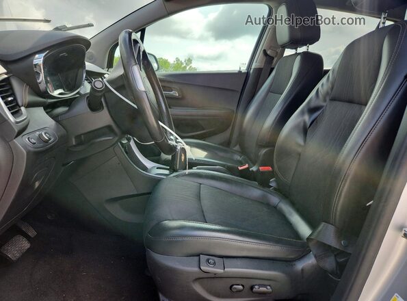 KL7CJLSB4JB655114 2018 CHEVROLET TRAX Silver Front interior view
