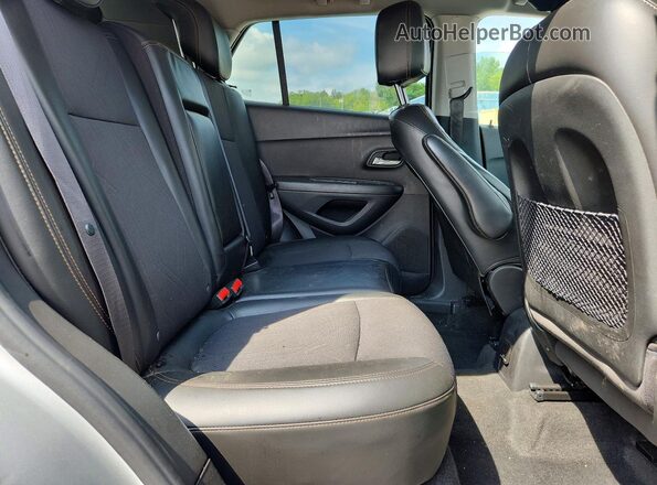 KL7CJLSB4JB655114 2018 CHEVROLET TRAX Silver Rear interior view